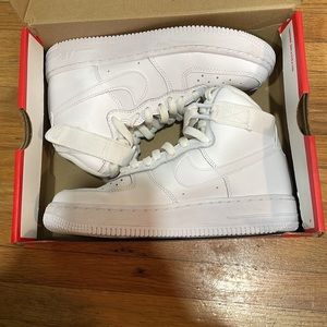 Nike white on white shoes 🤍